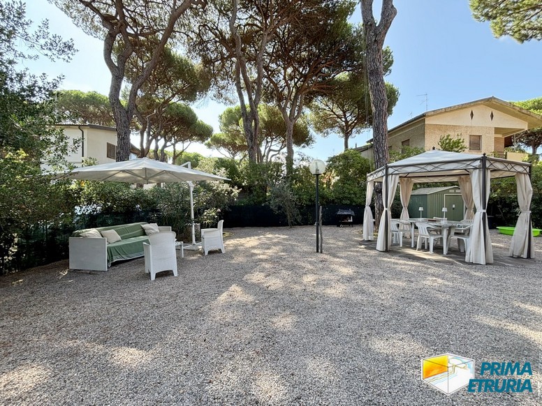 Monolocale con ampio giardino privato e posto auto - ZONA ROSMARINA -