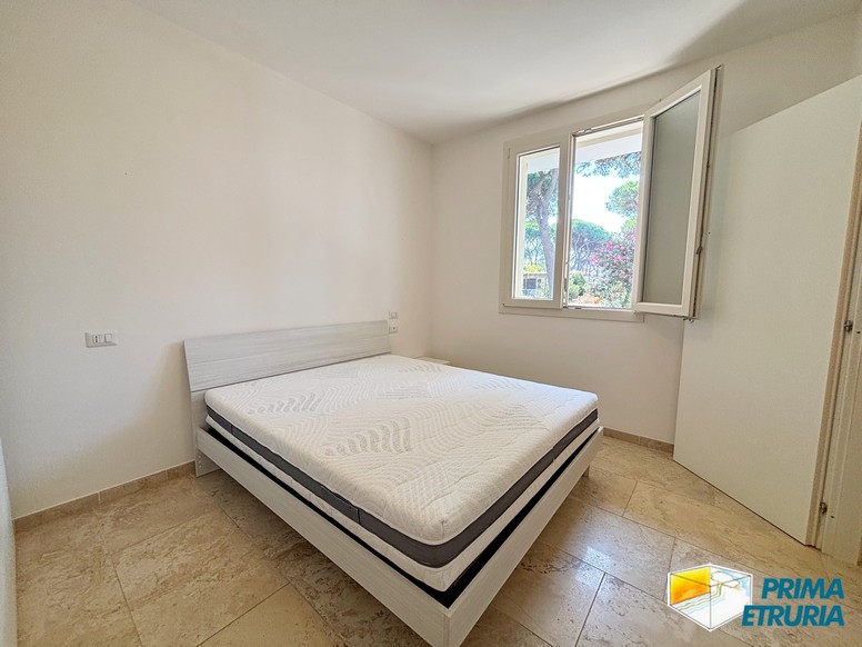 Trilocale con terrazza immerso nella pineta - ZONA ROSMARINA -