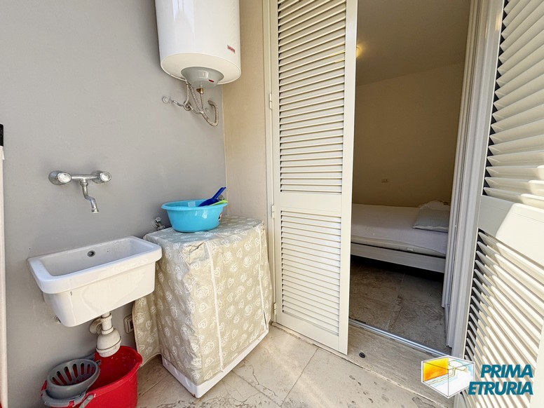 Trilocale con terrazza immerso nella pineta - ZONA ROSMARINA -