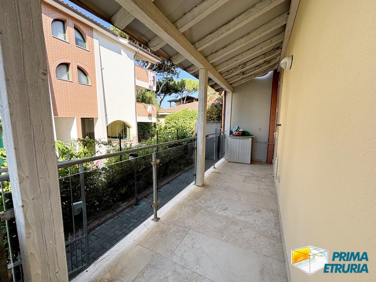 Trilocale con terrazza immerso nella pineta - ZONA ROSMARINA -