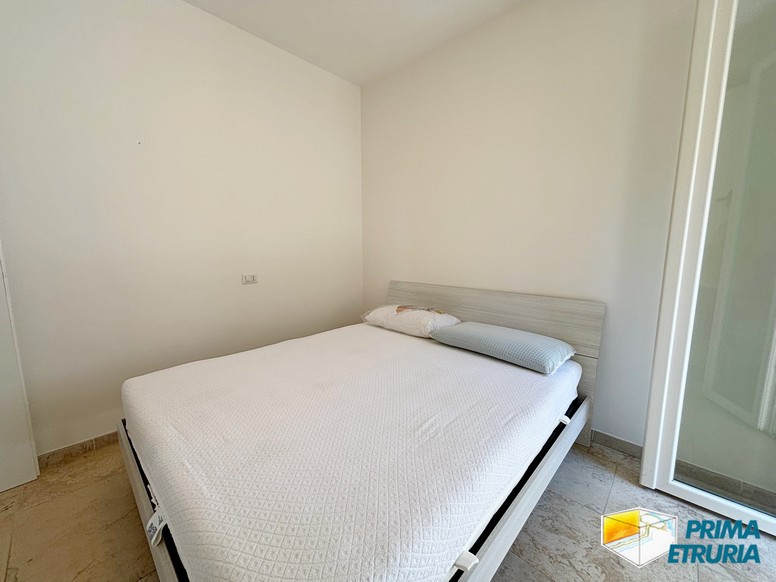 Trilocale con terrazza immerso nella pineta - ZONA ROSMARINA -