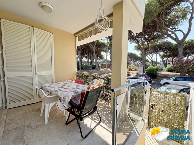 Trilocale con terrazza immerso nella pineta - ZONA ROSMARINA -