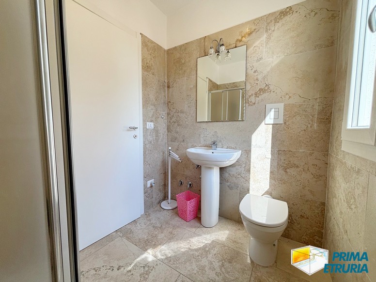 Trilocale con terrazza immerso nella pineta - ZONA ROSMARINA -