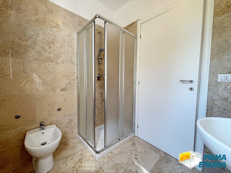 Trilocale con terrazza immerso nella pineta - ZONA ROSMARINA -