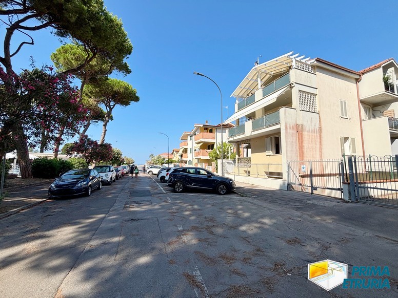 Trilocale con terrazza immerso nella pineta - ZONA ROSMARINA -
