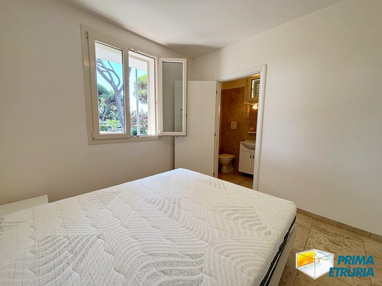 Trilocale con terrazza immerso nella pineta - ZONA ROSMARINA -