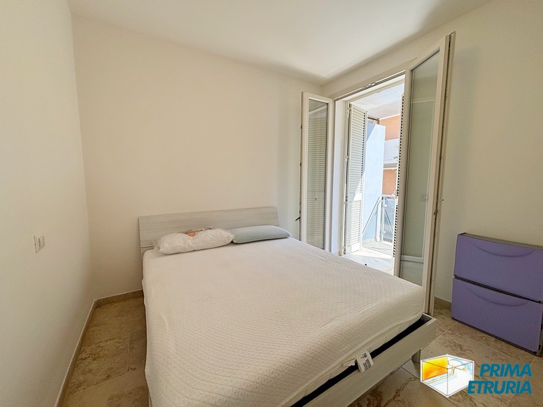 Trilocale con terrazza immerso nella pineta - ZONA ROSMARINA -