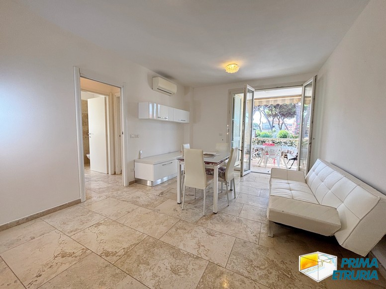 Trilocale con terrazza immerso nella pineta - ZONA ROSMARINA -