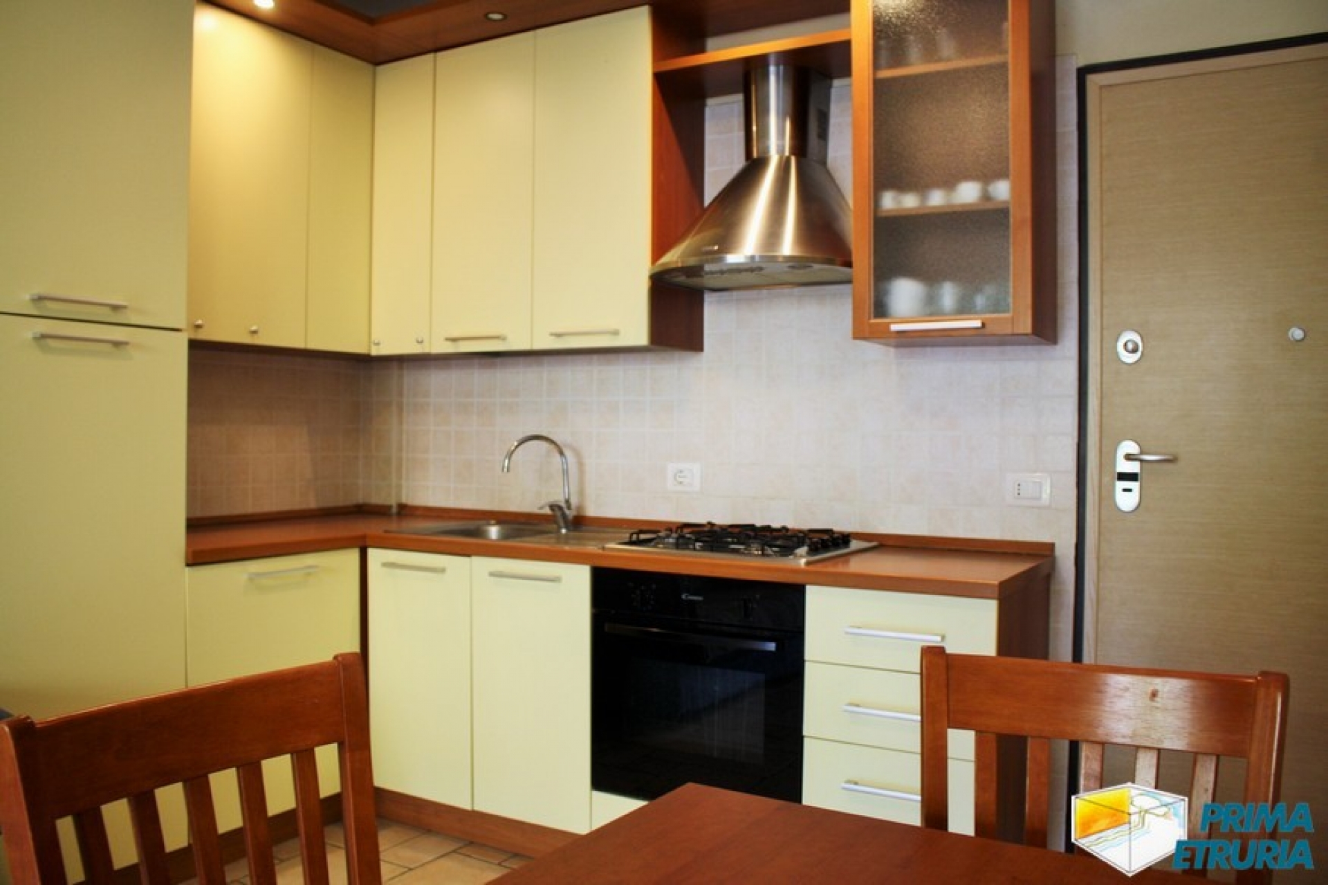 Moderno bilocale con giardino privato a 100 metri dal mare in zona Rosmarina