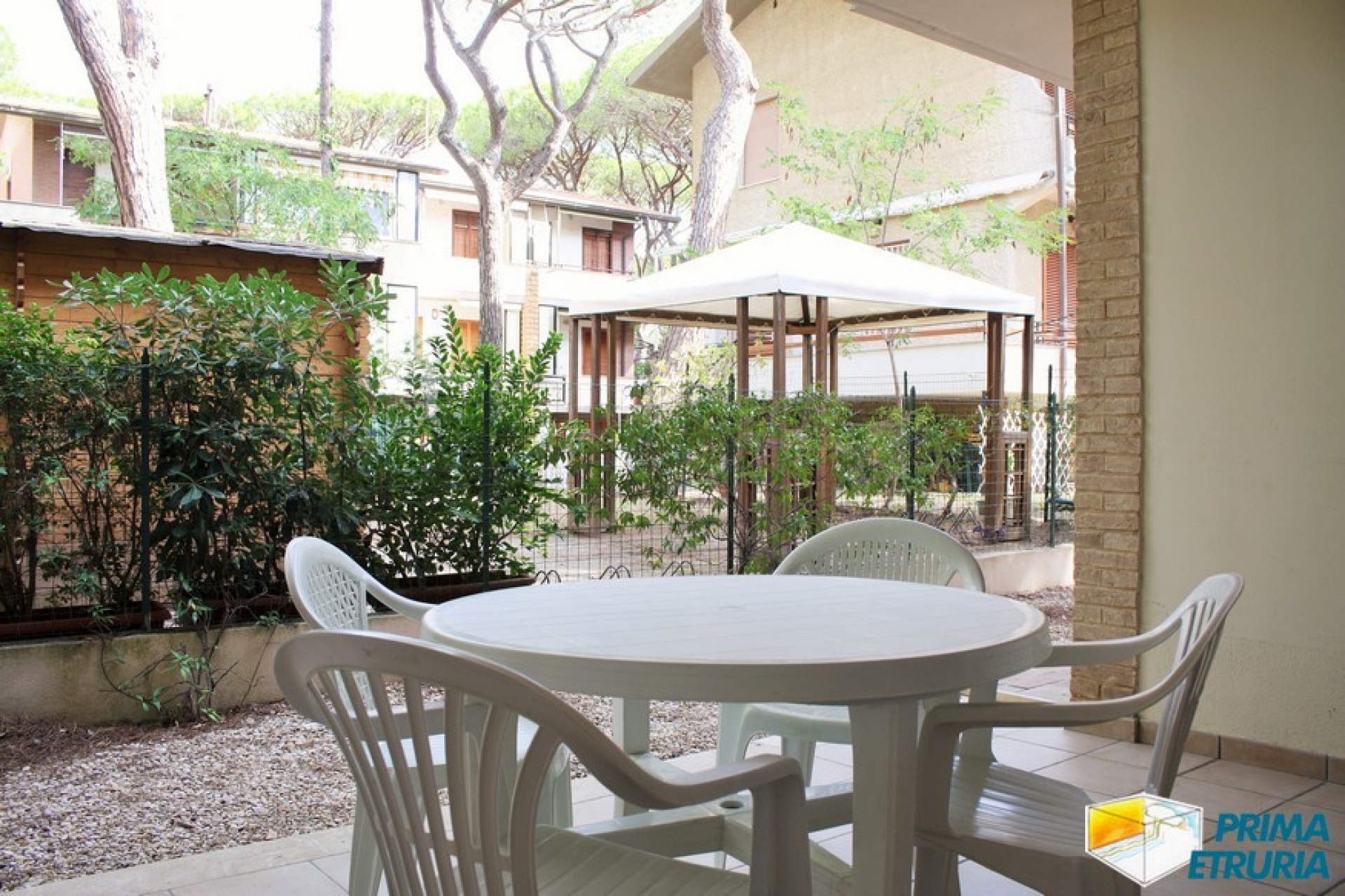 Moderno bilocale con giardino privato a 100 metri dal mare in zona Rosmarina