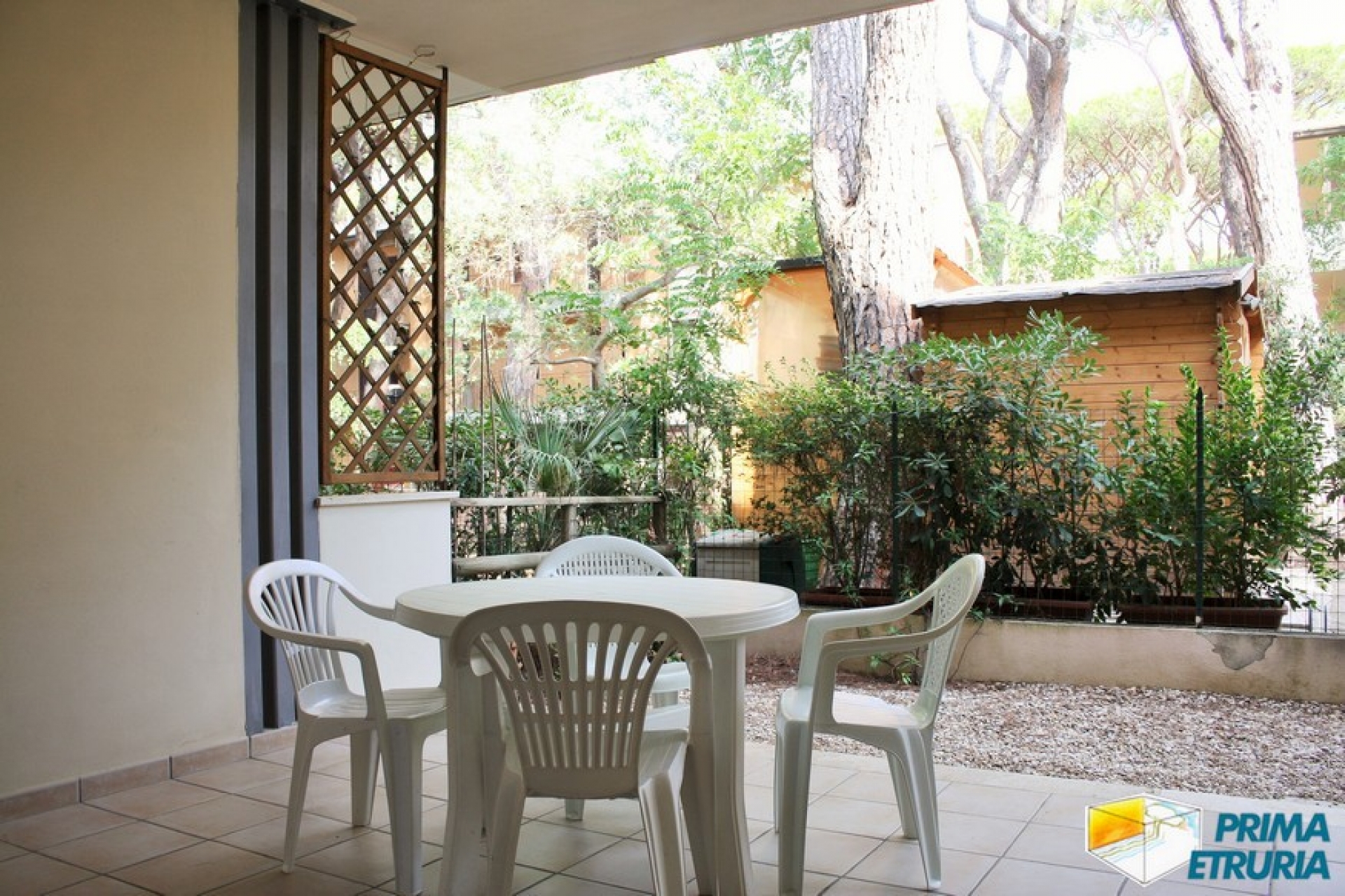 Moderno bilocale con giardino privato a 100 metri dal mare in zona Rosmarina