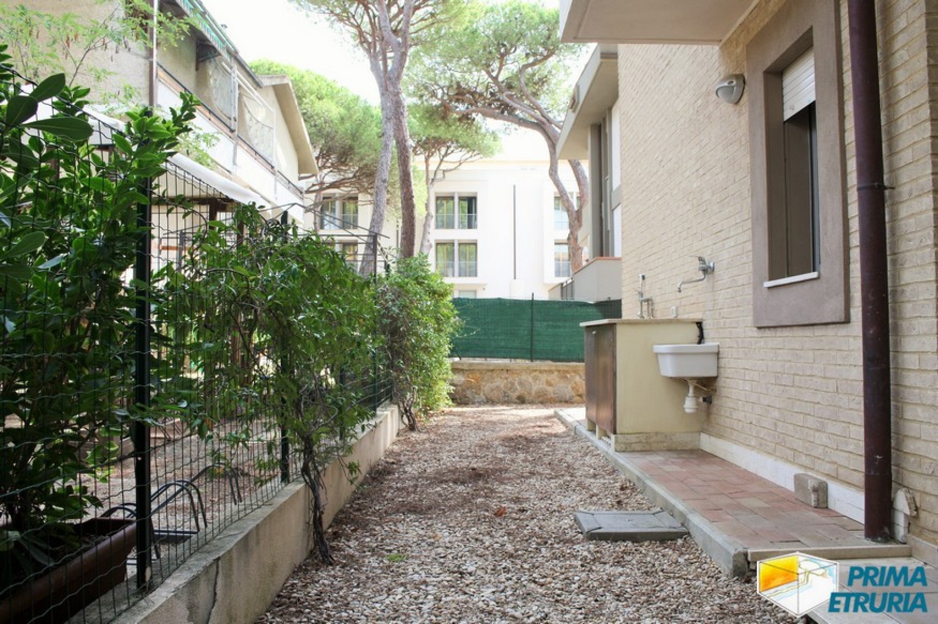 Moderno bilocale con giardino privato a 100 metri dal mare in zona Rosmarina