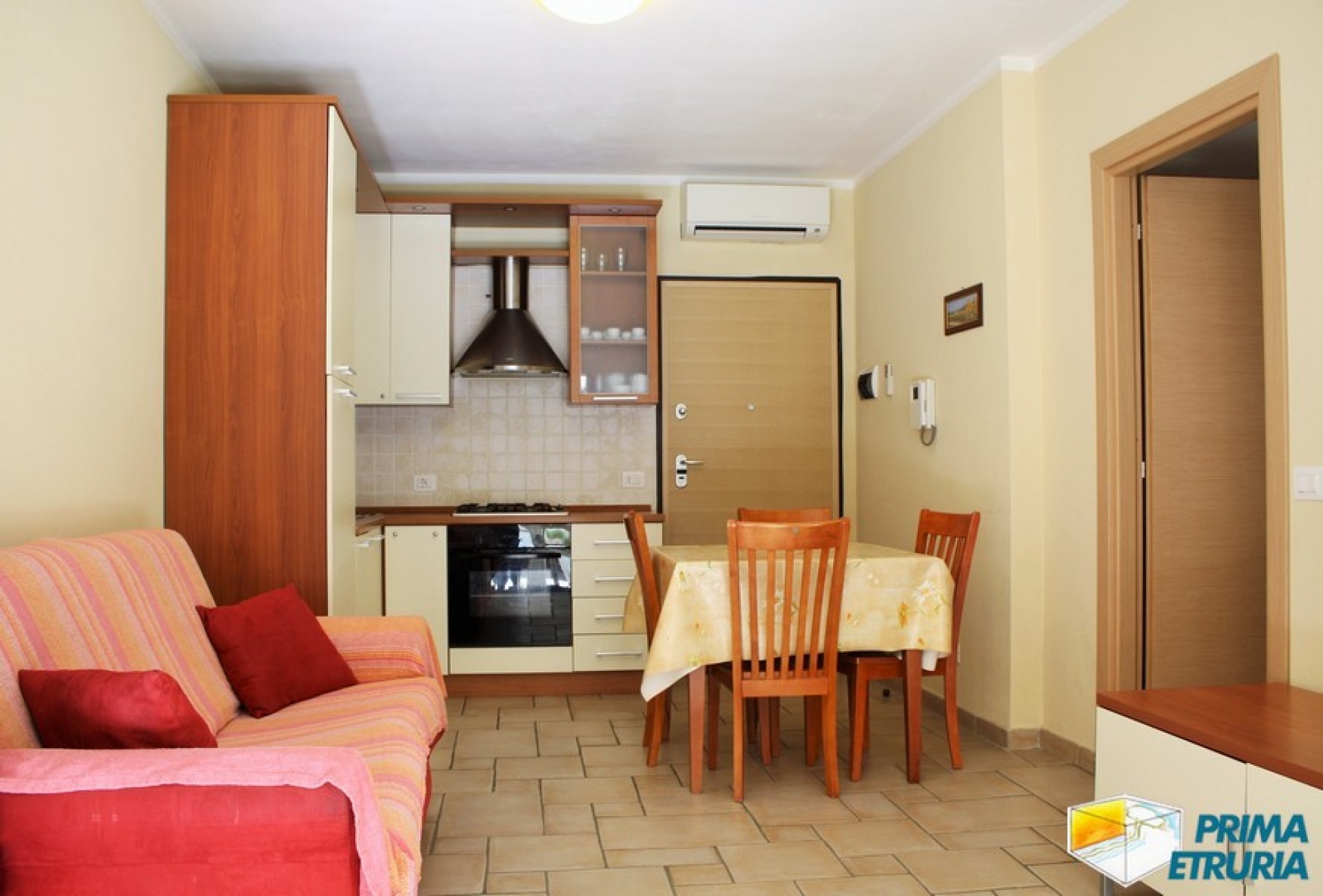 Elegante bilocale con giardino privato a 100 metri dal mare in zona Rosmarina