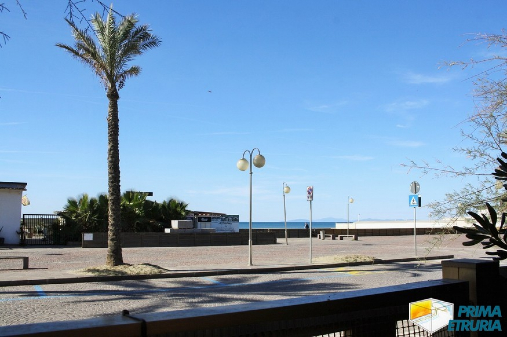 Trilocale con giardino privato a 20 metri dalla spiaggia in zona Rosmarina
