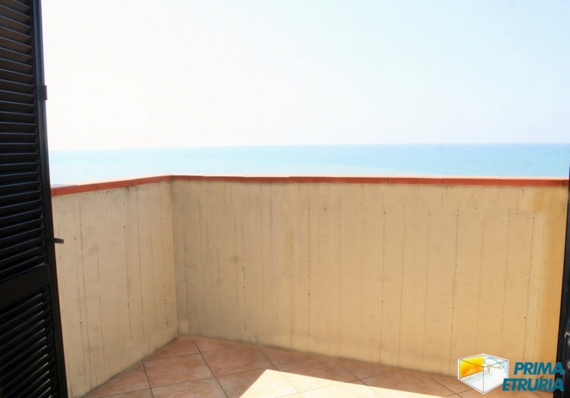 Bilocale fronte mare con terrazza panoramica in zona Centro