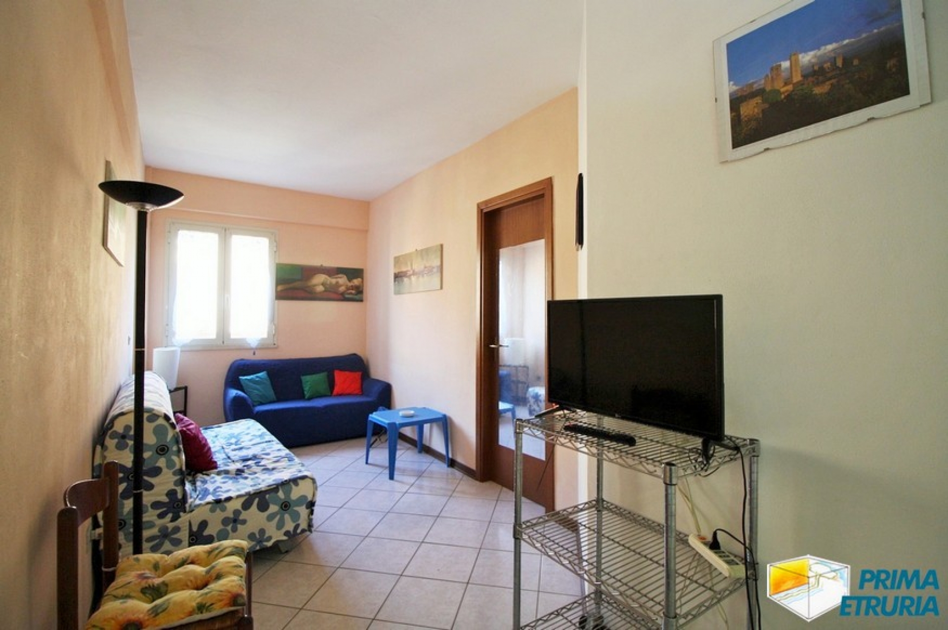 Comodo trilocalecon terrazzo a 50 metri dal mare in zona Centro