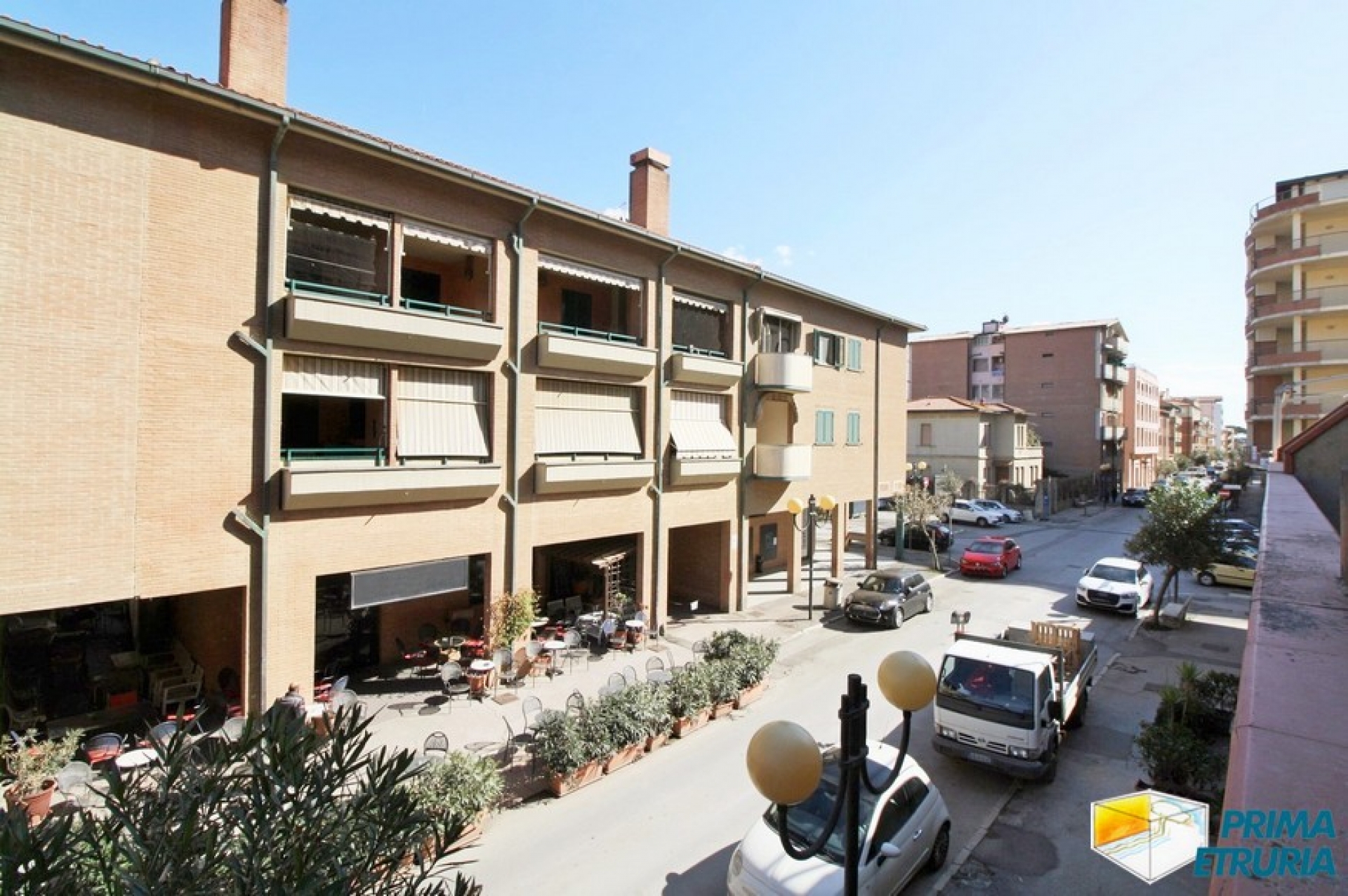 Comodo trilocalecon terrazzo a 50 metri dal mare in zona Centro
