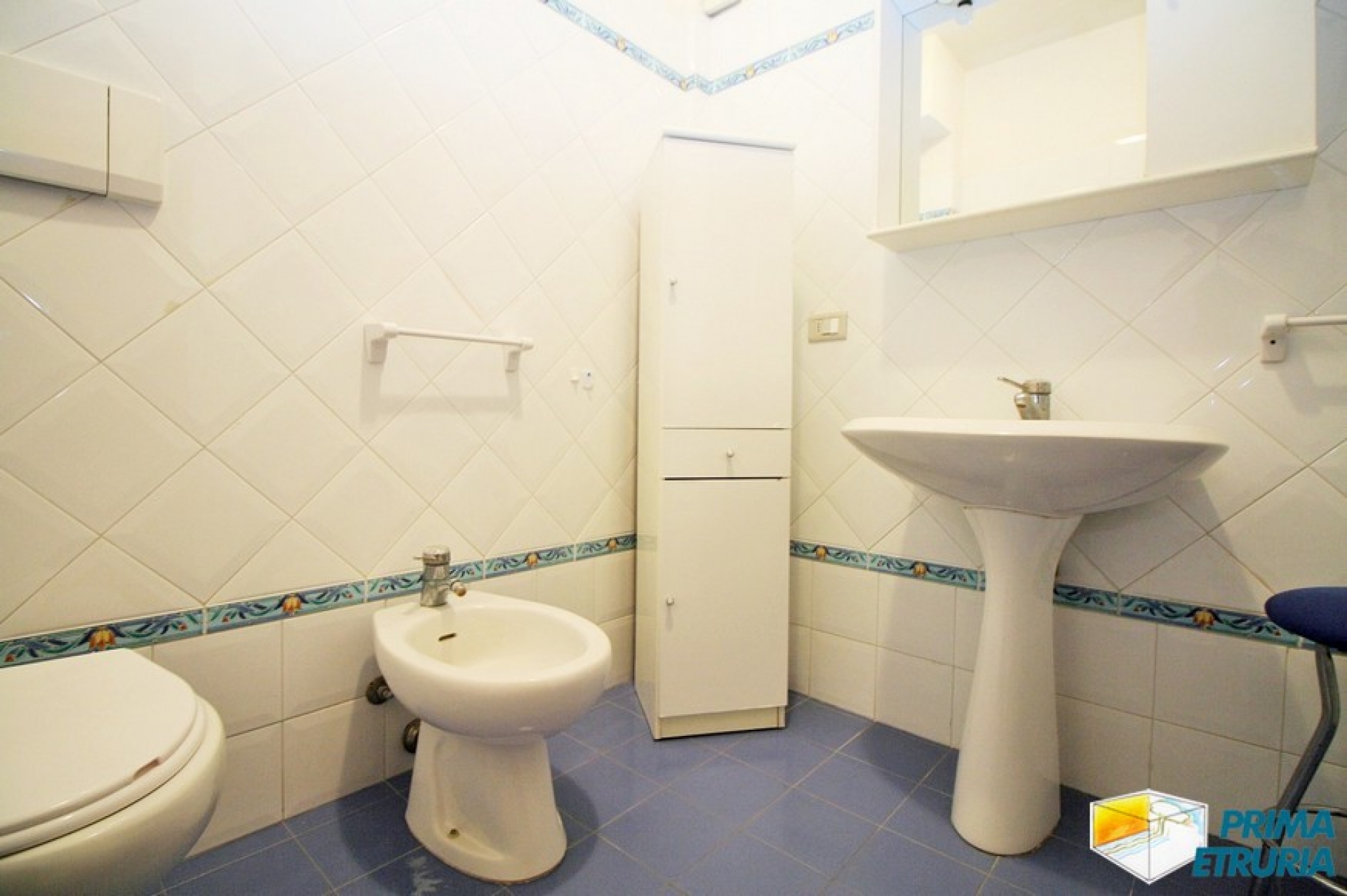 Comodo trilocalecon terrazzo a 50 metri dal mare in zona Centro