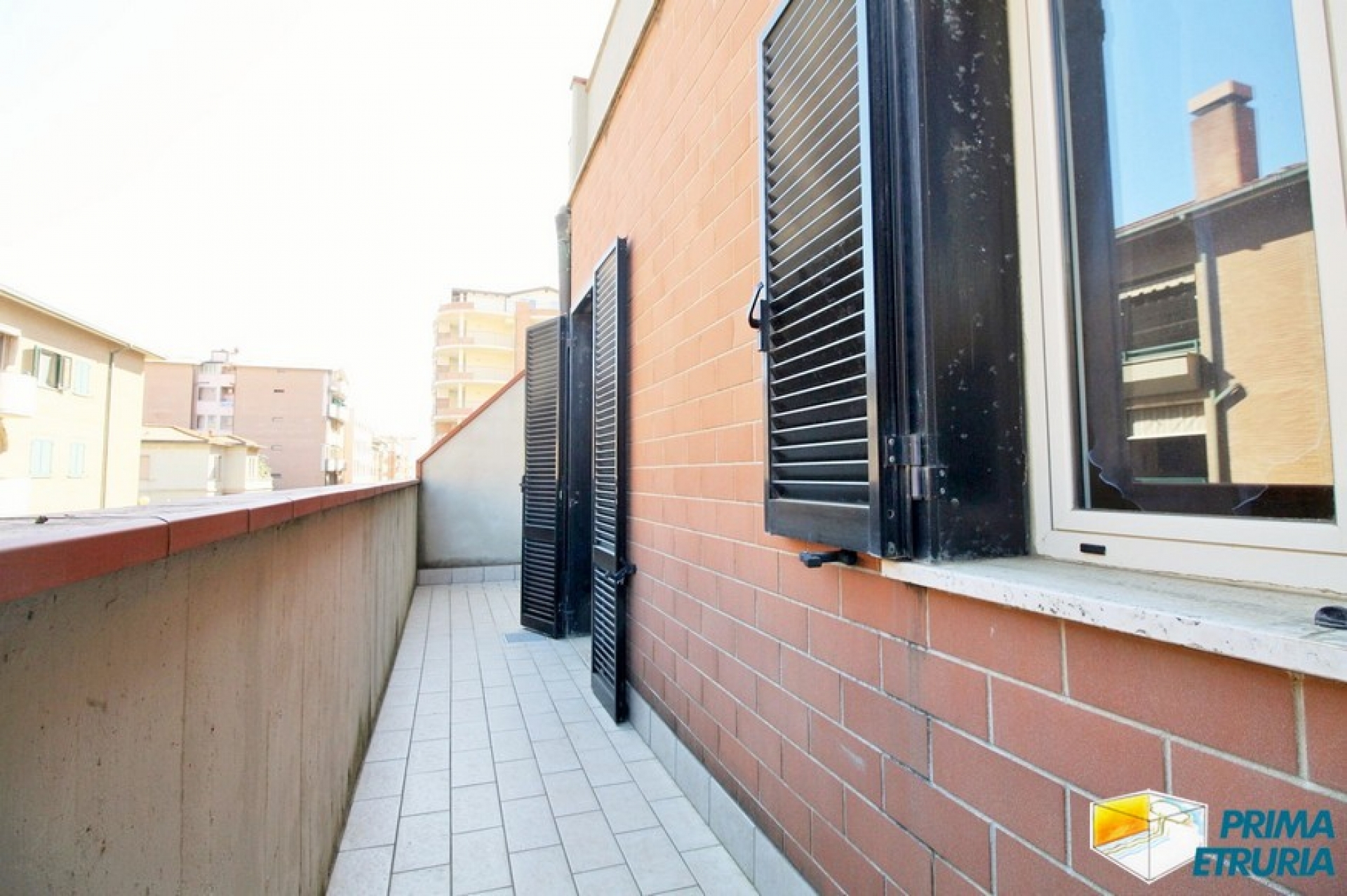 Comodo trilocalecon terrazzo a 50 metri dal mare in zona Centro