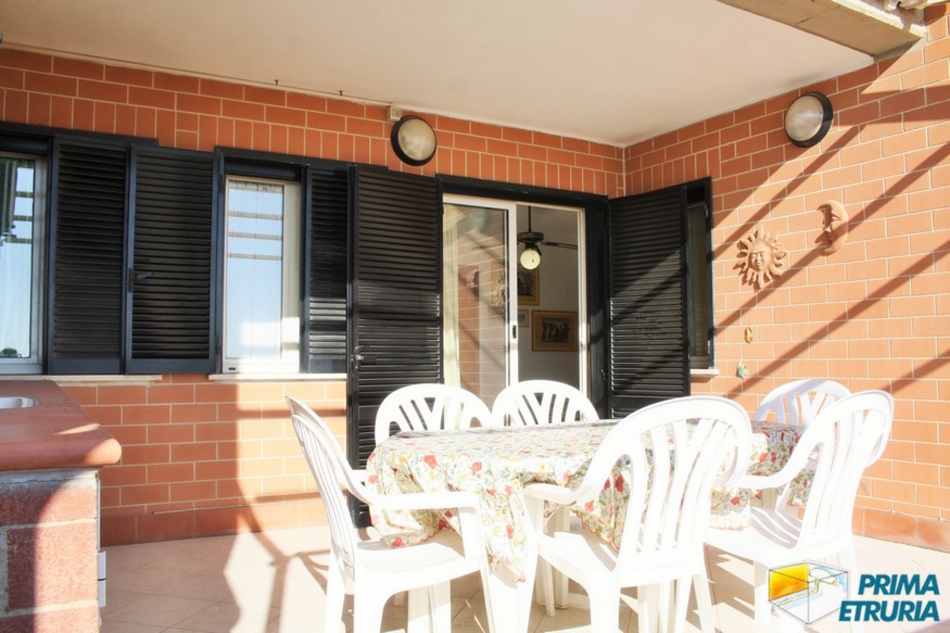 VENDESI BILOCALE FRONTE MARE - ZONA CENTRALE -