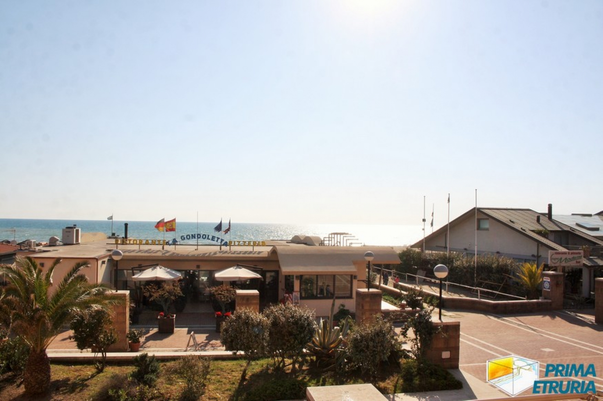 VENDESI BILOCALE FRONTE MARE - ZONA CENTRALE -