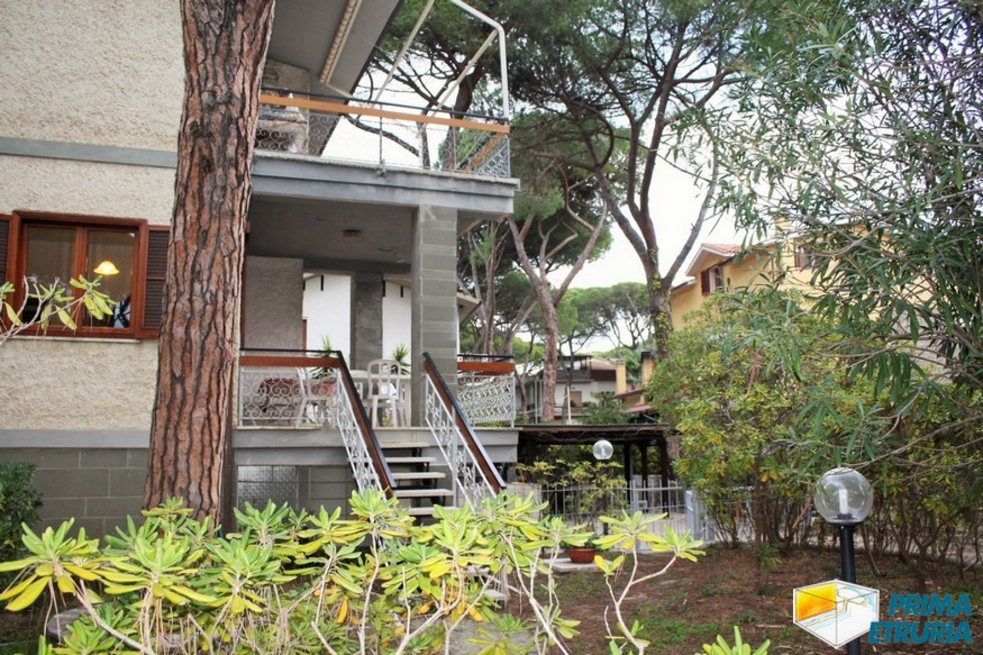 VENDESI TRILOCALE CON GIARDINO - ZONA ROSMARINA -