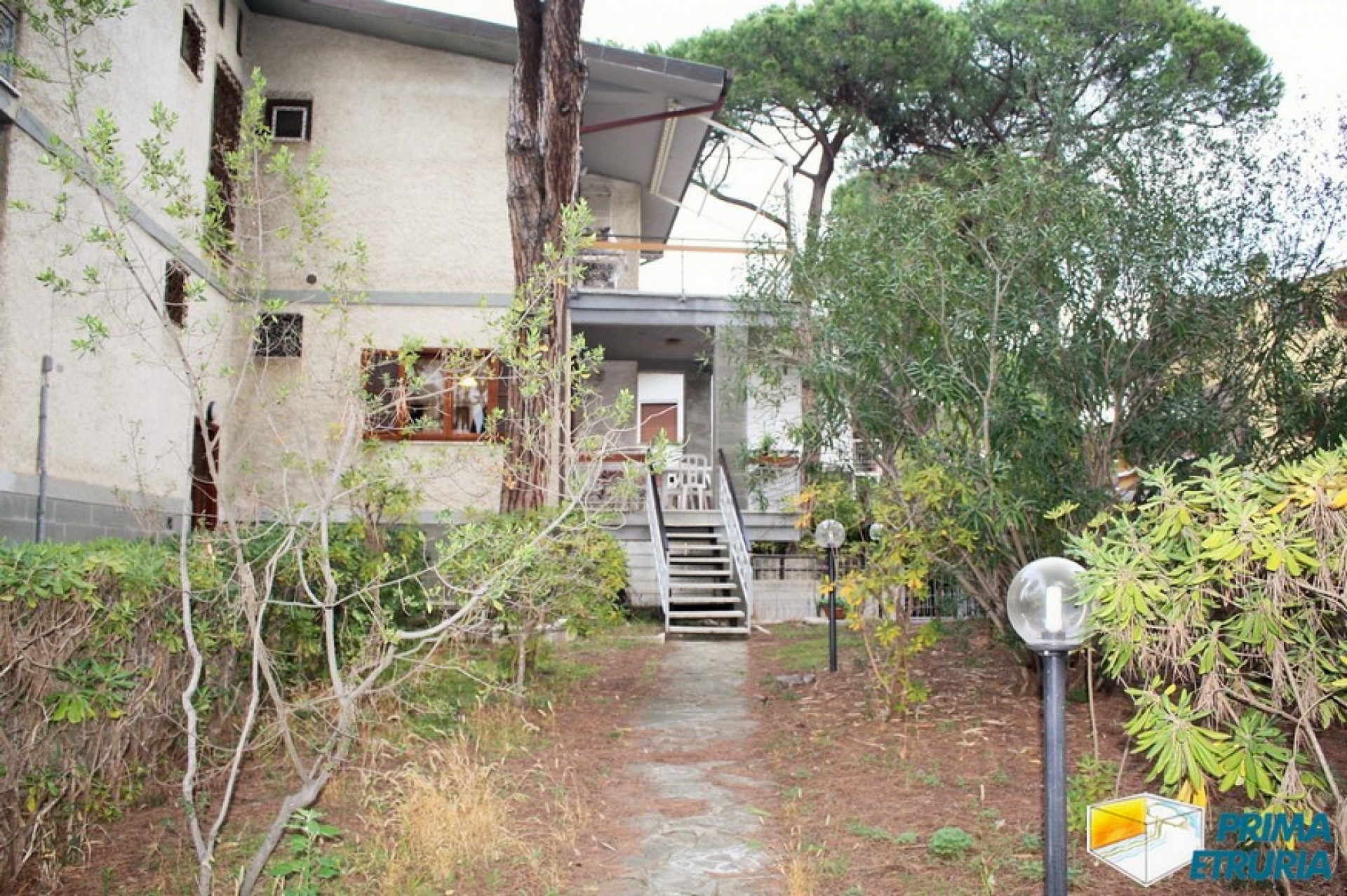 VENDESI TRILOCALE CON GIARDINO - ZONA ROSMARINA -