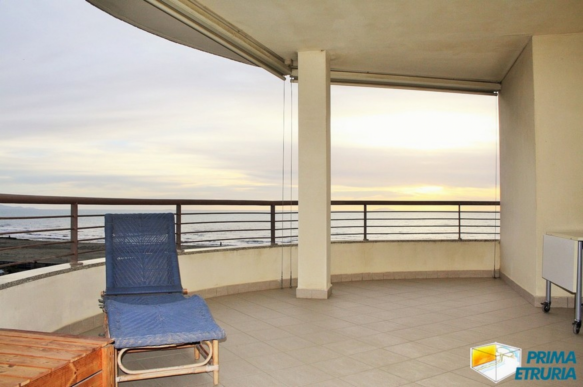 VENDESI TRILOCALE FRONTE MARE - ZONA CENTRALE -