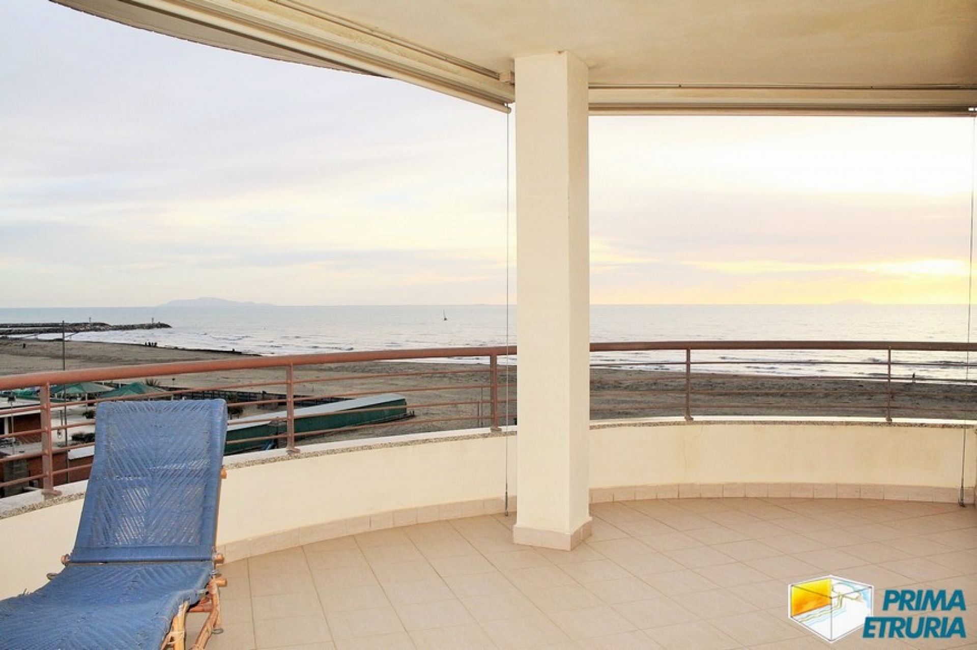VENDESI TRILOCALE FRONTE MARE - ZONA CENTRALE -